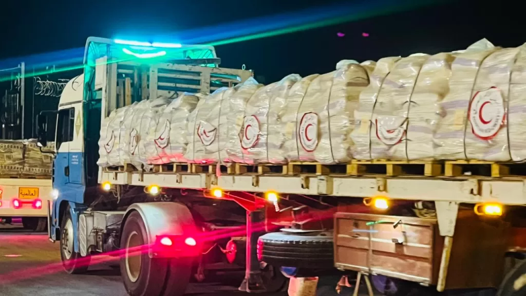 الهلال الأحمر يدخل أكثر من 300 آلاف سلة غذائية وطبية عاجلة إلى غزة 19 - جريدة المساء