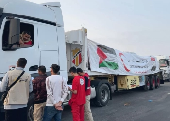 الهلال الأحمر المصرى يدخل زاد العزة الـ 68 لأهل غزة