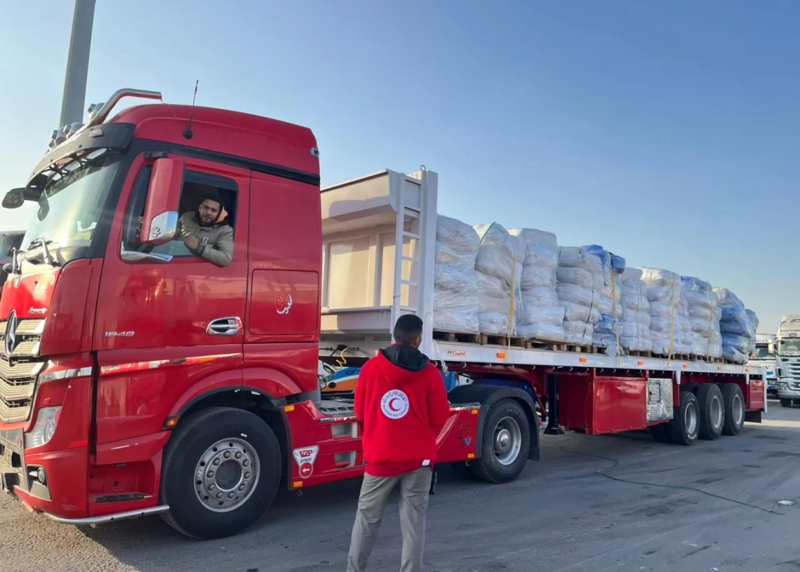 الهلال الأحمر المصرى يدخل قافلة زاد الـ 75 لأهل غزة