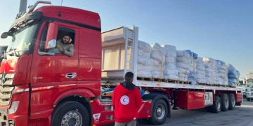 الهلال الأحمر المصرى يدخل قافلة زاد الـ 75 لأهل غزة