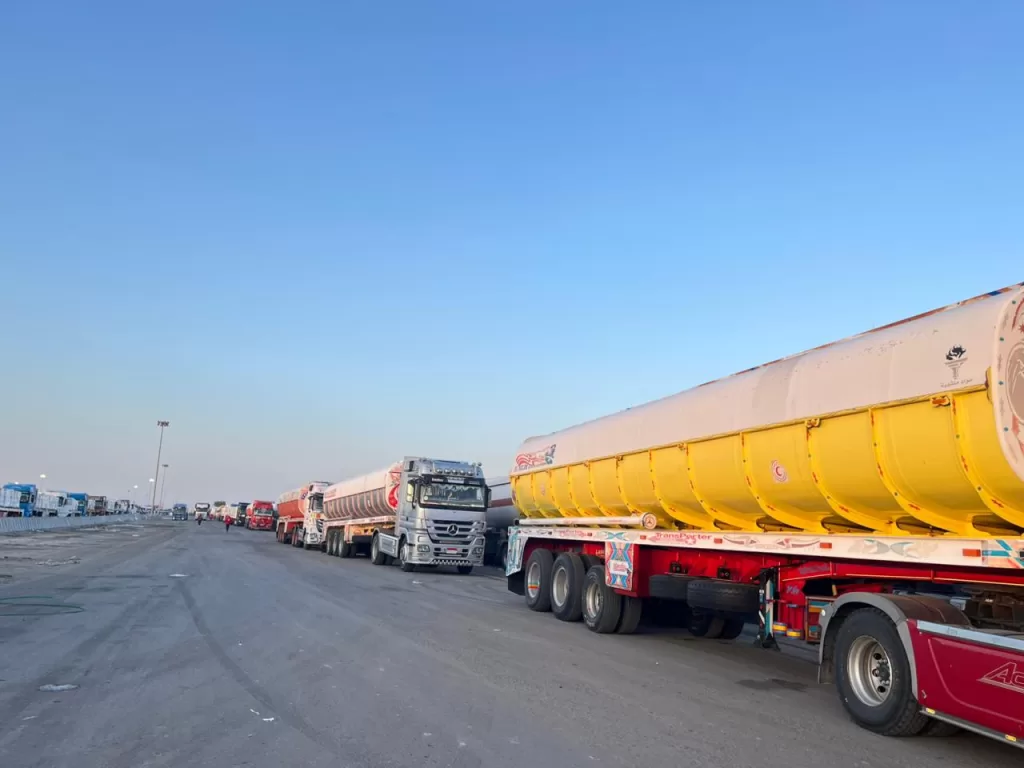 الهلال الأحمر يدخل احتياجات الشتاء و9900 طن إمدادات إنسانية لأهالي غزة 21 - جريدة المساء شاحنات الوقود