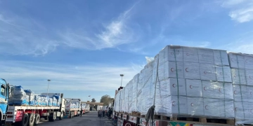 الهلال الأحمر المصرى يدفع بالقافلة 76 لأهل غزة