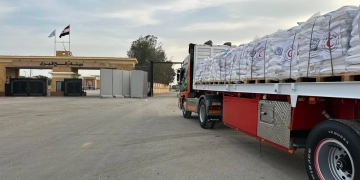 الهلال الأحمر المصرى يدفع بزاد العزة الـ 83 لأهل غزة