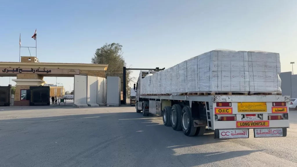 الهلال الأحمر يسير القافلة 83 لإغاثة غزة بآلاف الأطنان من المساعدات الإنسانية 17 - جريدة المساء