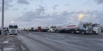 الهلال الأحمر المصرى يمد يده لأهل غزة فى زاد العزة 80