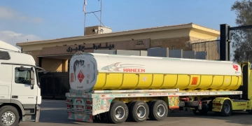 الهلال الأحمر يدخل المساعدات للأشقاء فى غزة