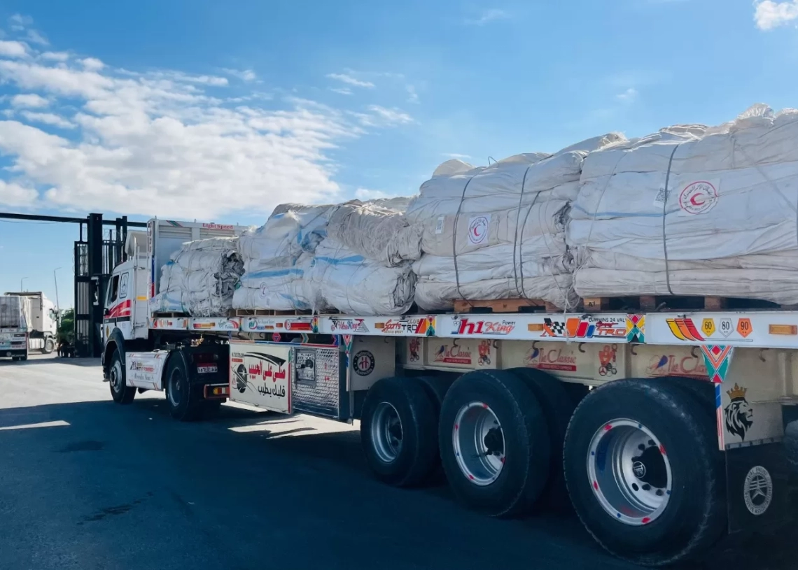 الهلال الأحمر يدفع بـ 260 ألف سلة غذائية و 50 ألف بطانية لقطاع غزة 18 - جريدة المساء الهلال الأحمر يدفع بمساعدات العزة الـ 82 لـ غزة