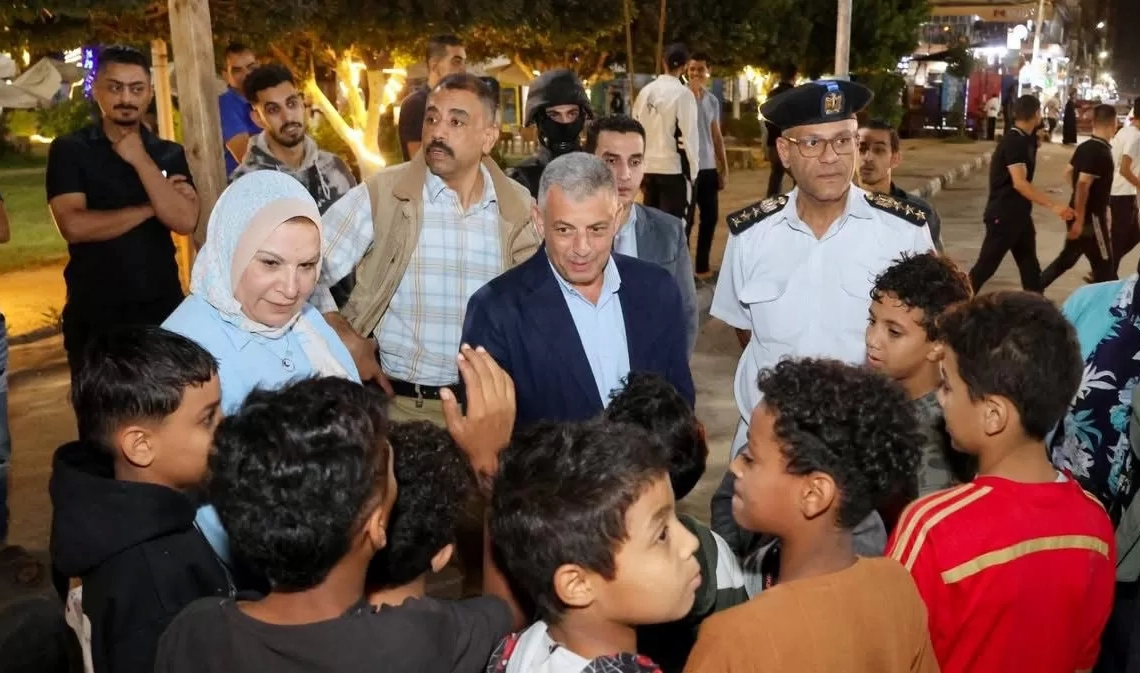 محافظ الاسماعيلية: "لن نتوقف عن مفاجأة رؤساء الأحياء ليلاً.. وعقوبات فورية لمن يستولي علي حق المواطن في رصيف آمن!" 19 - جريدة المساء