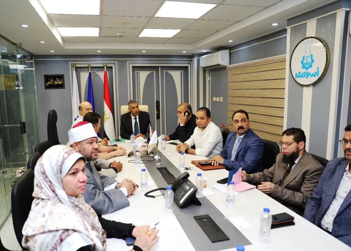 محافظ أسوان ينقل الأجواء الإنتخابية إلى وزيرة التنمية المحلية عبر تقنية الفيديوكونفرانس .. ويؤكد إنتظام سير إنتخابات مجلس النواب 19 - جريدة المساء