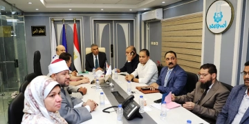 محافظ أسوان ينقل الأجواء الإنتخابية إلى وزيرة التنمية المحلية عبر تقنية الفيديوكونفرانس .. ويؤكد إنتظام سير إنتخابات مجلس النواب 1 - جريدة المساء