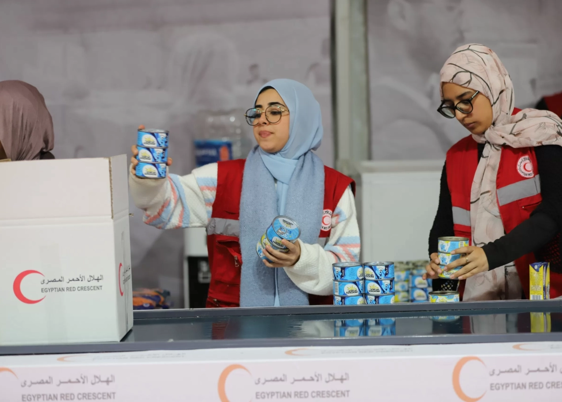 طلاب الجامعة الأمريكية فى الهلال الأحمر