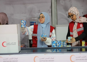 طلاب الجامعة الأمريكية فى الهلال الأحمر