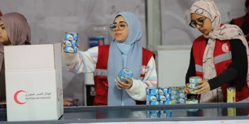 طلاب الجامعة الأمريكية فى الهلال الأحمر