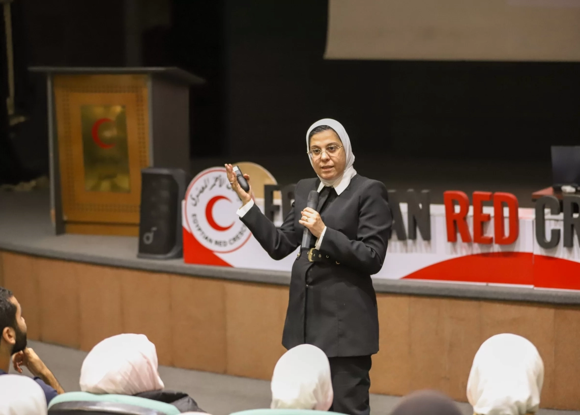 طلاب الجامعة الأمريكية فى الهلال الأحمر