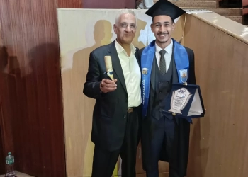 علاء ووالده الأستاذ مجدى مصطفى