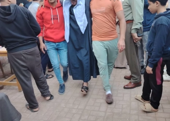 رغم إصابته في حادث.. محمد علي يتحدى الألم ويشارك في انتخابات المنيا 23 - جريدة المساء