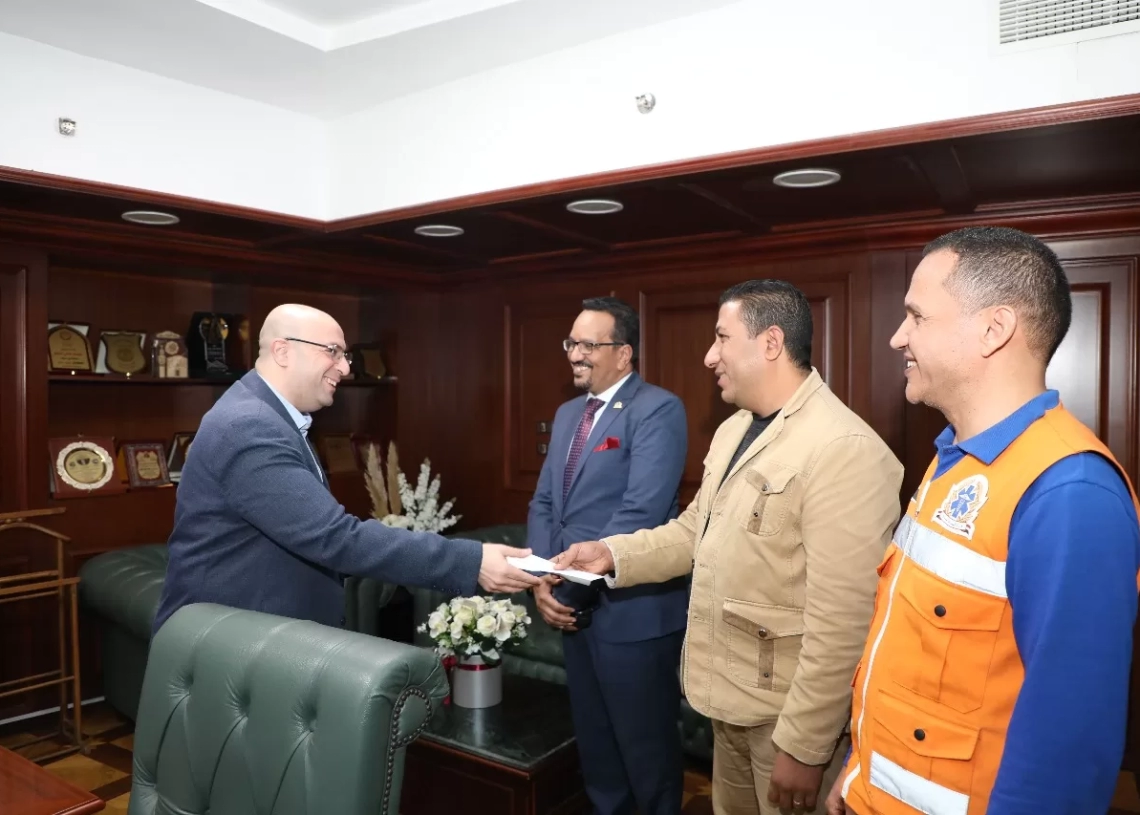 محافظ بني سويف يكرّم مشرف غرفة العمليات بمرفق الإسعاف 19 - جريدة المساء