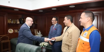 محافظ بني سويف يكرّم مشرف غرفة العمليات بمرفق الإسعاف 1 - جريدة المساء