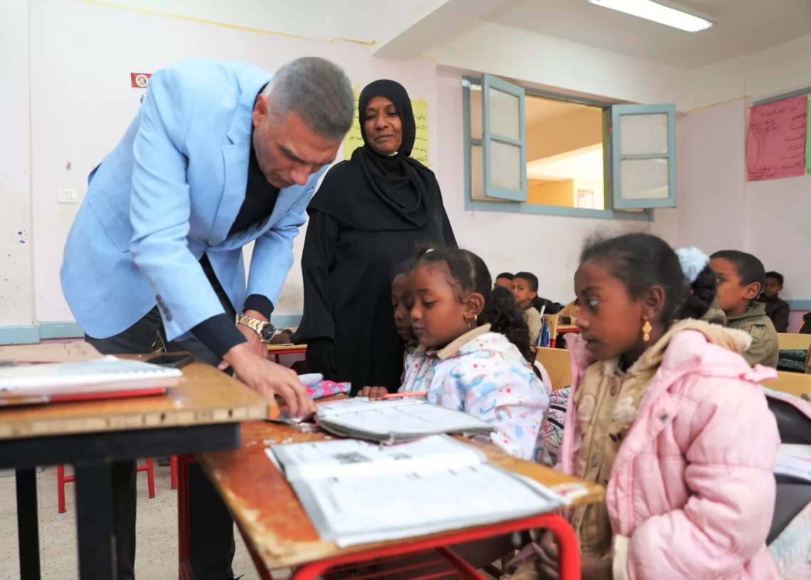 أثناء زيارته المفاجئة لمدرسة عبد العظيم فضل الإبتدائية بقرية غرب أسوان.. الدكتورإسماعيل كمال يقرر صرف مكافأة مالية لمديرة المدرسة والعاملين بها للمستوى الراقى 17 - جريدة المساء