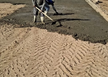 انطلاق أعمال صب الأرضيات فى كورنيش سفاجا الجديد 17 - جريدة المساء
