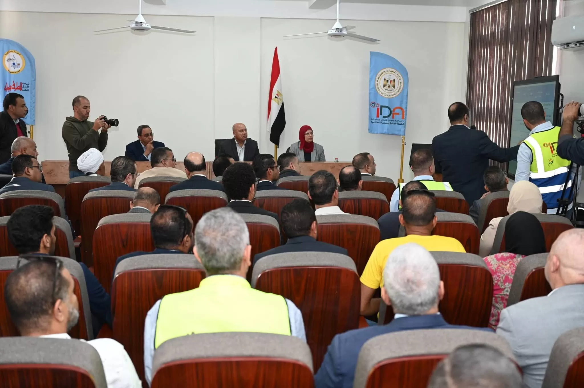 نائب رئيس الوزراء ووزير الصناعة والنقل يتفقد منطقتي "قفط" و"هو" الصناعيتين بقنا 34 - جريدة المساء