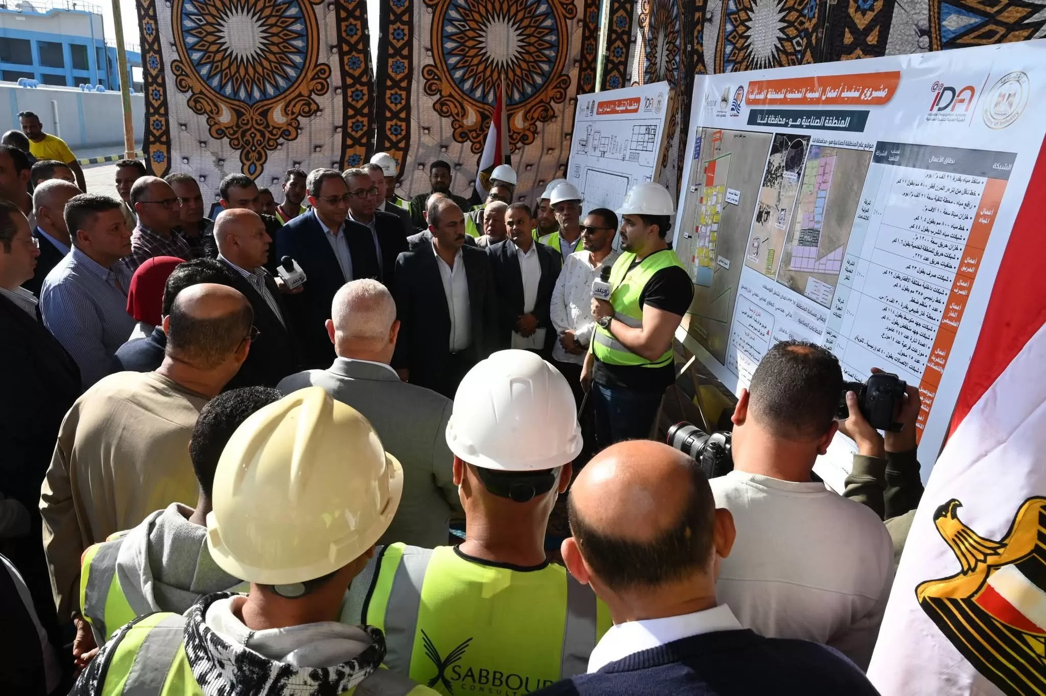 نائب رئيس الوزراء ووزير الصناعة والنقل يتفقد منطقتي "قفط" و"هو" الصناعيتين بقنا 82 - جريدة المساء