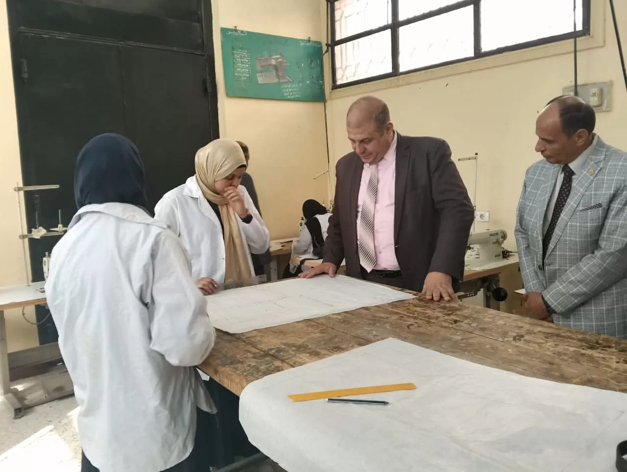 وكيل تعليم قنا يقود فريق «الأتوبيس الطائر» ويواصل جولاته الميدانية المفاجئة على مدارس نقادة 41 - جريدة المساء