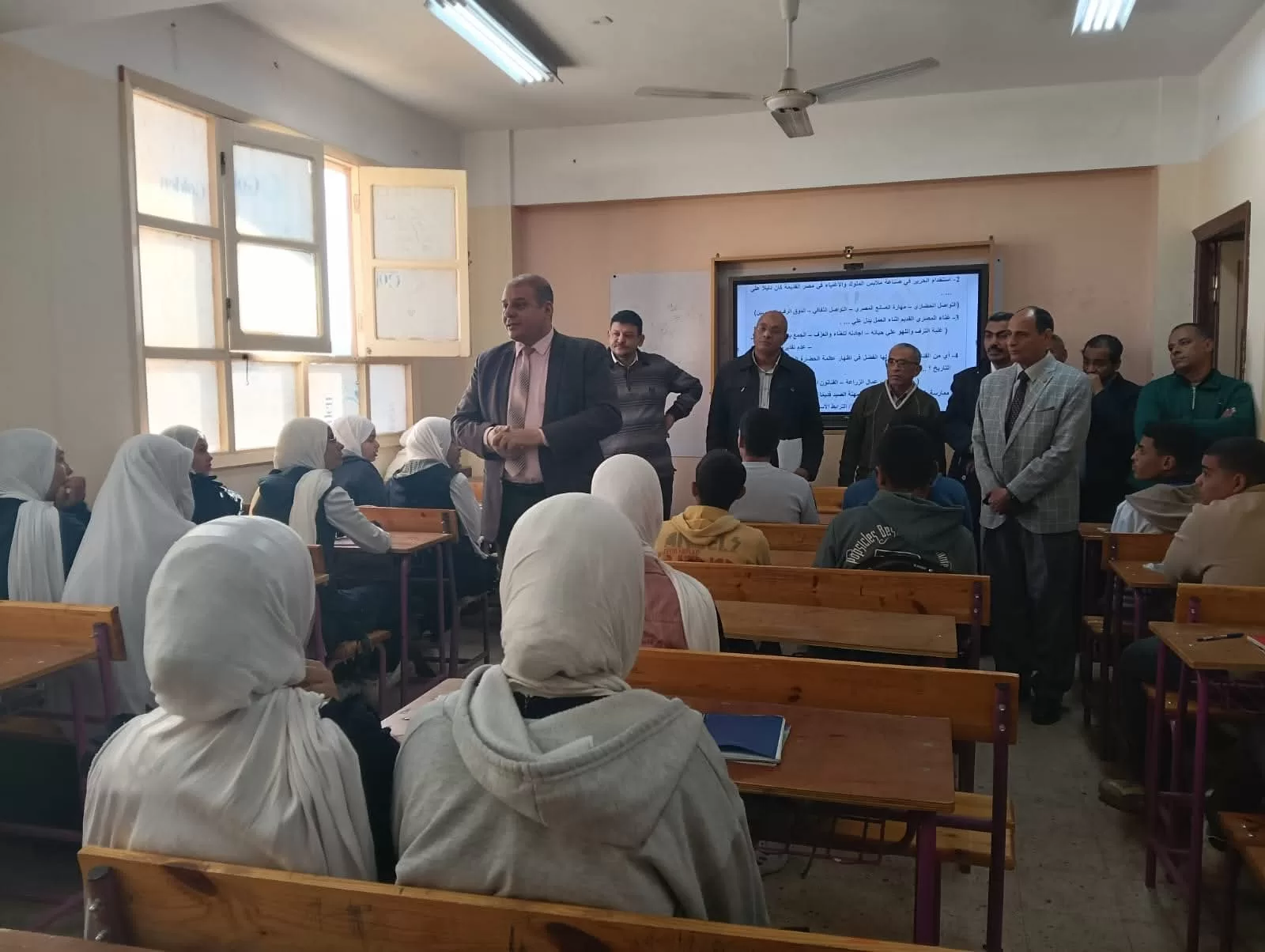 وكيل تعليم قنا يقود فريق «الأتوبيس الطائر» ويواصل جولاته الميدانية المفاجئة على مدارس نقادة 33 - جريدة المساء