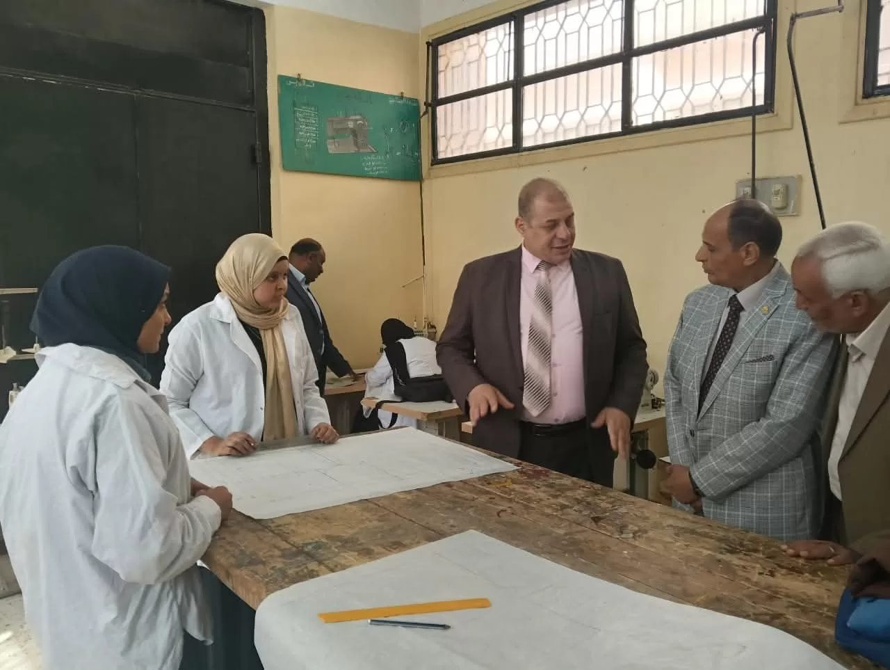 وكيل تعليم قنا يقود فريق «الأتوبيس الطائر» ويواصل جولاته الميدانية المفاجئة على مدارس نقادة 31 - جريدة المساء