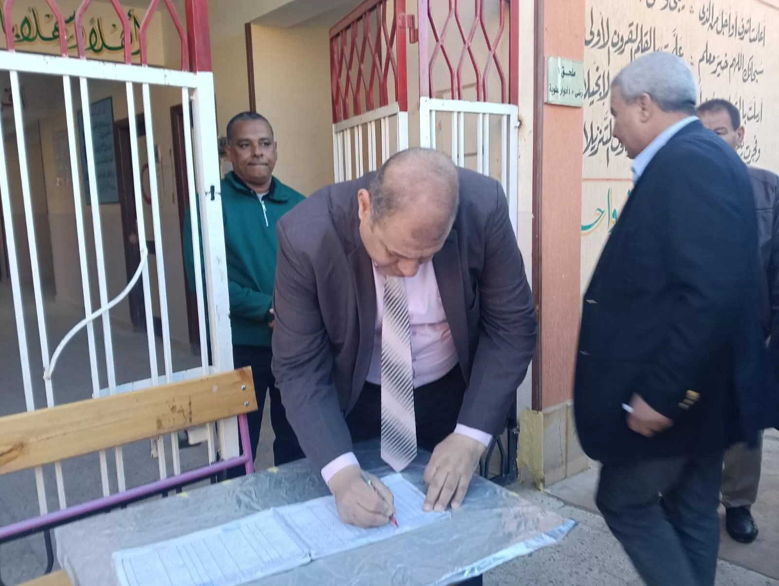 وكيل تعليم قنا يقود فريق «الأتوبيس الطائر» ويواصل جولاته الميدانية المفاجئة على مدارس نقادة 29 - جريدة المساء