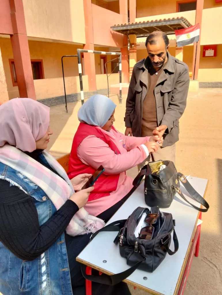 فرق المبادرات الرئاسية تعمل داخل اللجان الانتخابية حتى انتهاء التصويت بالمنوفية 20 - جريدة المساء