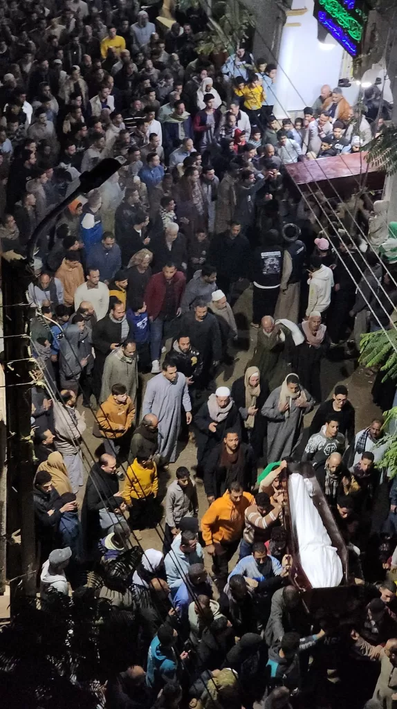 فى جنازات شعبية مهيبة..أهالى أشمون يودعون شهداء لقمة العيش فى حادث الصحراوى 23 - جريدة المساء