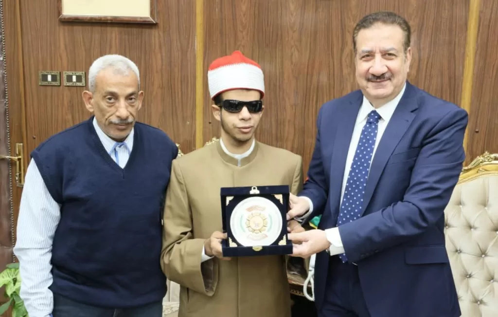 سيارة و 10 آلاف جنيه وفى ممر شرفى..أهالى "طبلوها"يكرمون عبد الرحمن "الأول"بمسابقة القرآن العالمية 31 - جريدة المساء سيارة و 10 آلاف جنيه وفى ممر شرفى..أهالى "طبلوها"يكرمون عبد الرحمن "الأول"بمسابقة القرآن العالمية 30 - جريدة المساء