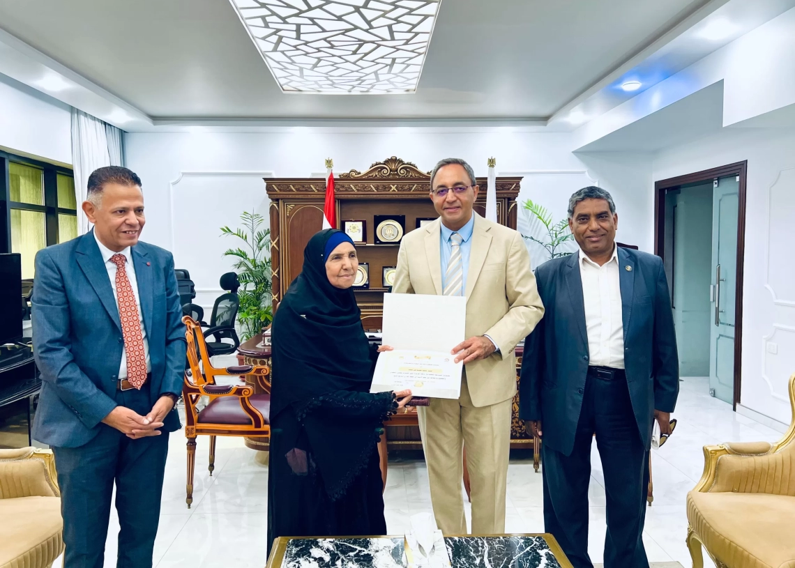 محافظ قنا يكرم فاطمة عطيتو بعد حفظها القرآن في سن الثمانين 19 - جريدة المساء