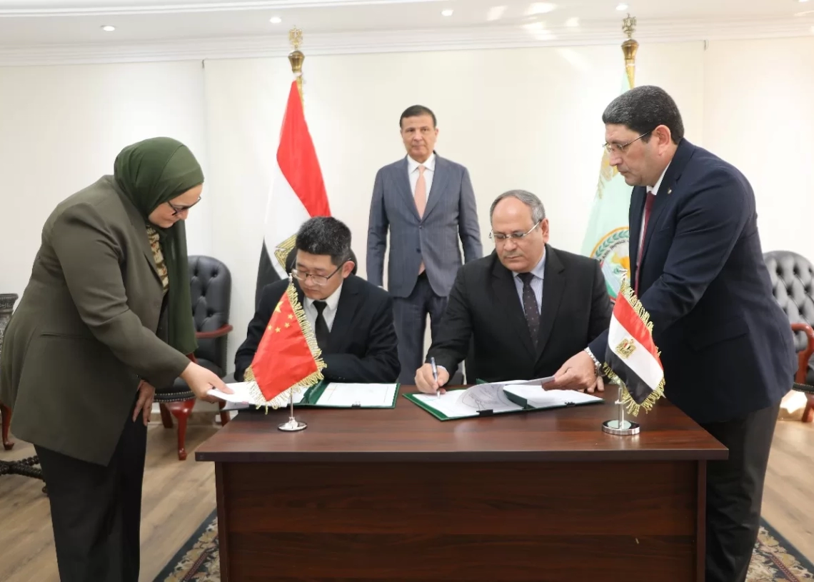 وزير الزراعة يشهد توقيع مذكرة تفاهم بين "البحوث الزراعية" و كبرى المؤسسات الاكاديمية الصينية 20 - جريدة المساء وزير الزراعة يشهد توقيع مذكرة تفاهم بين "البحوث الزراعية" و كبرى المؤسسات الاكاديمية الصينية 19 - جريدة المساء