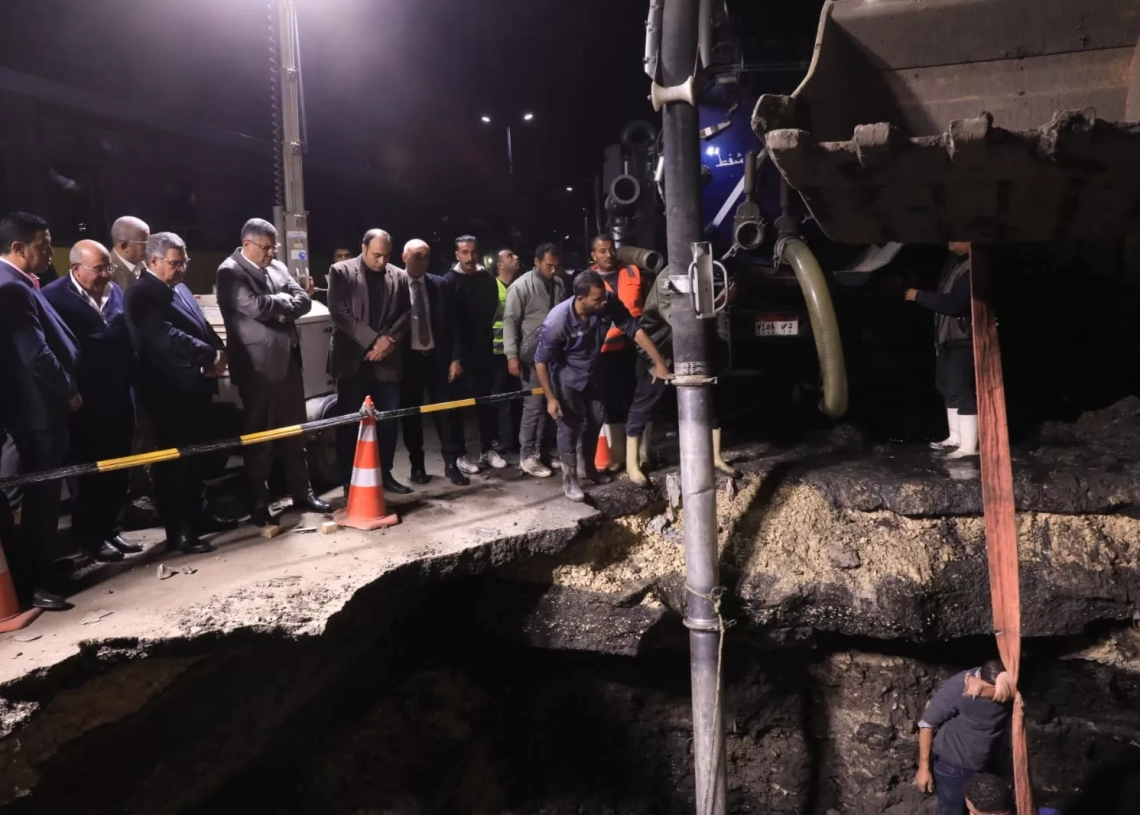 محافظ الجيزة يتفقد ميدانياً إصلاح الكسر المفاجئ لخط المياه الرئيسي بشارع ربيع الجيزي 19 - جريدة المساء