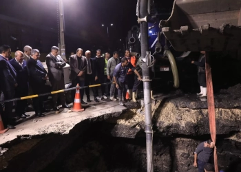 محافظ الجيزة يتفقد ميدانياً إصلاح الكسر المفاجئ لخط المياه الرئيسي بشارع ربيع الجيزي 17 - جريدة المساء