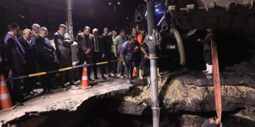 محافظ الجيزة يتفقد ميدانياً إصلاح الكسر المفاجئ لخط المياه الرئيسي بشارع ربيع الجيزي 1 - جريدة المساء
