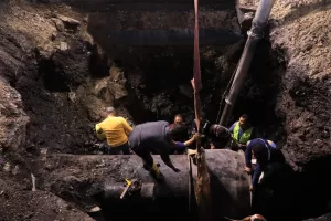 محافظ الجيزة يتفقد ميدانياً إصلاح الكسر المفاجئ لخط المياه الرئيسي بشارع ربيع الجيزي 33 - جريدة المساء