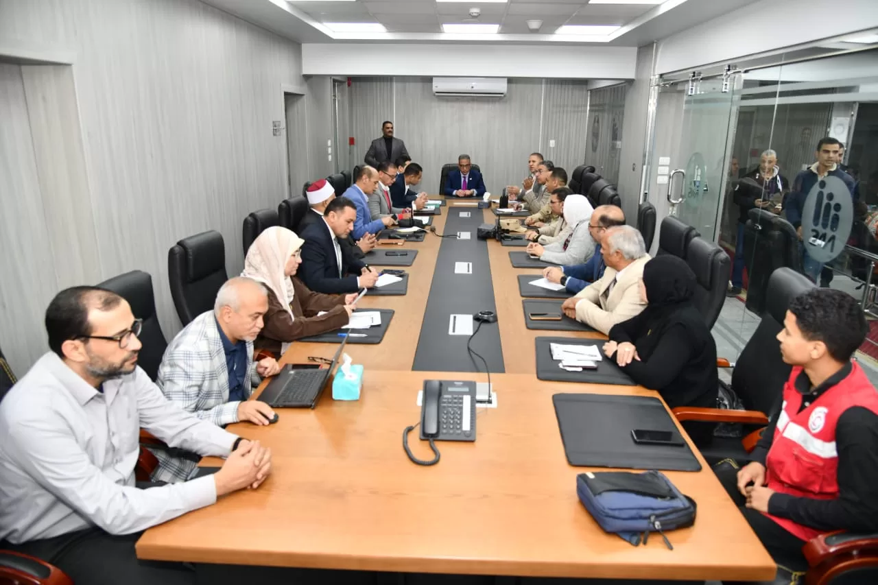 محافظ الفيوم يتابع انتظام لجان التصويت أمام الناخبين 9 - جريدة المساء