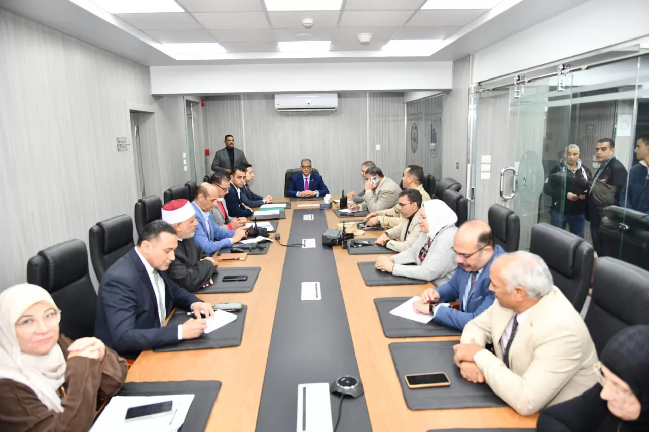 محافظ الفيوم يتابع انتظام لجان التصويت أمام الناخبين 11 - جريدة المساء