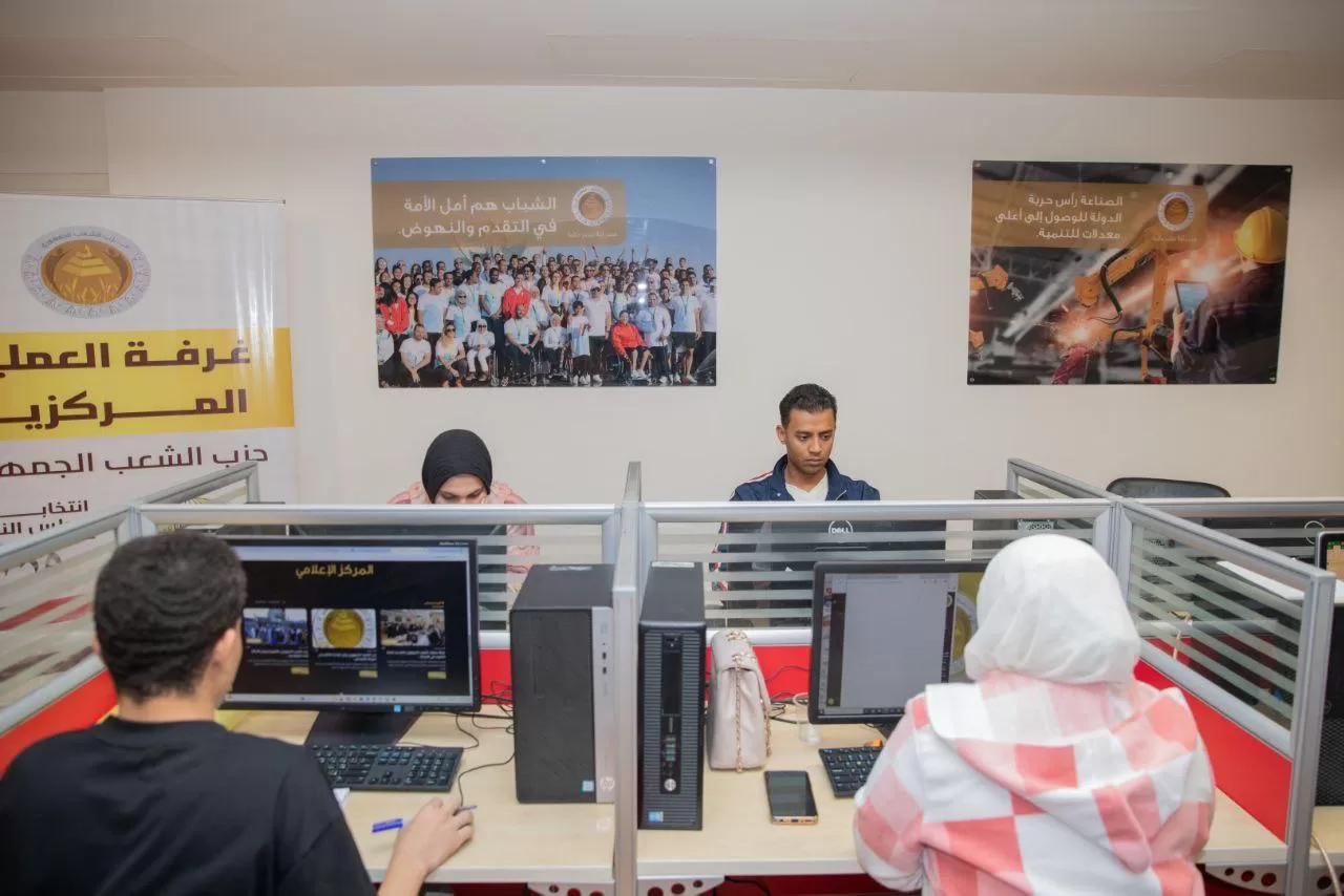 الأمين العام لحزب الشعب الجمهوري يترأس غرفة العمليات المركزية لمتابعة تصويت المصريين في الخارج بالدوائر الثلاثين الملغاة 73 - جريدة المساء