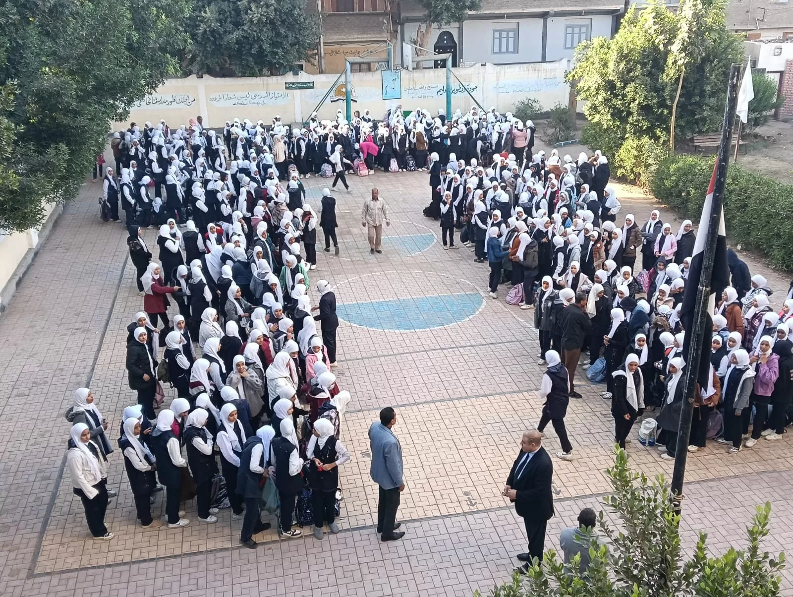 وكيل تعليم قنا يقود جولات مفاجئة بـ"الأتوبيس الطائر" لمتابعة الانضباط داخل المدارس 53 - جريدة المساء