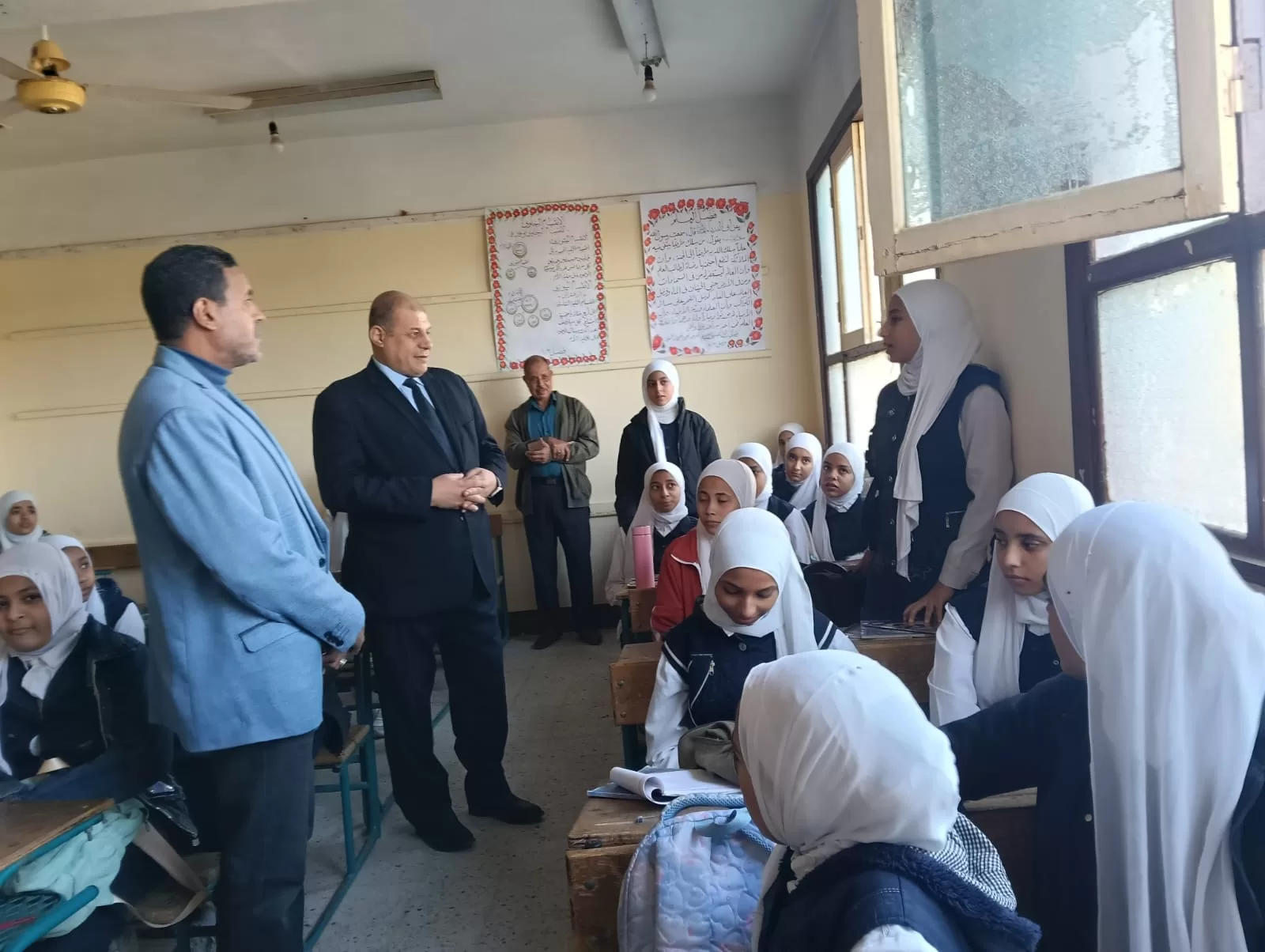 وكيل تعليم قنا يقود جولات مفاجئة بـ"الأتوبيس الطائر" لمتابعة الانضباط داخل المدارس 47 - جريدة المساء