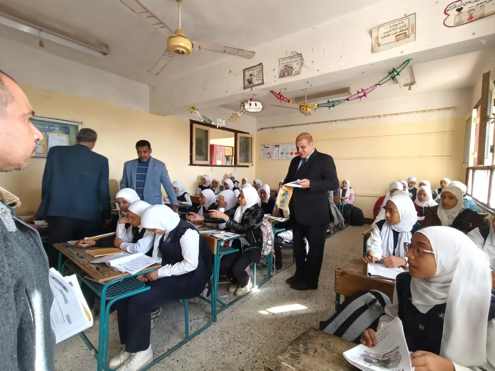 وكيل تعليم قنا يقود جولات مفاجئة بـ"الأتوبيس الطائر" لمتابعة الانضباط داخل المدارس 37 - جريدة المساء