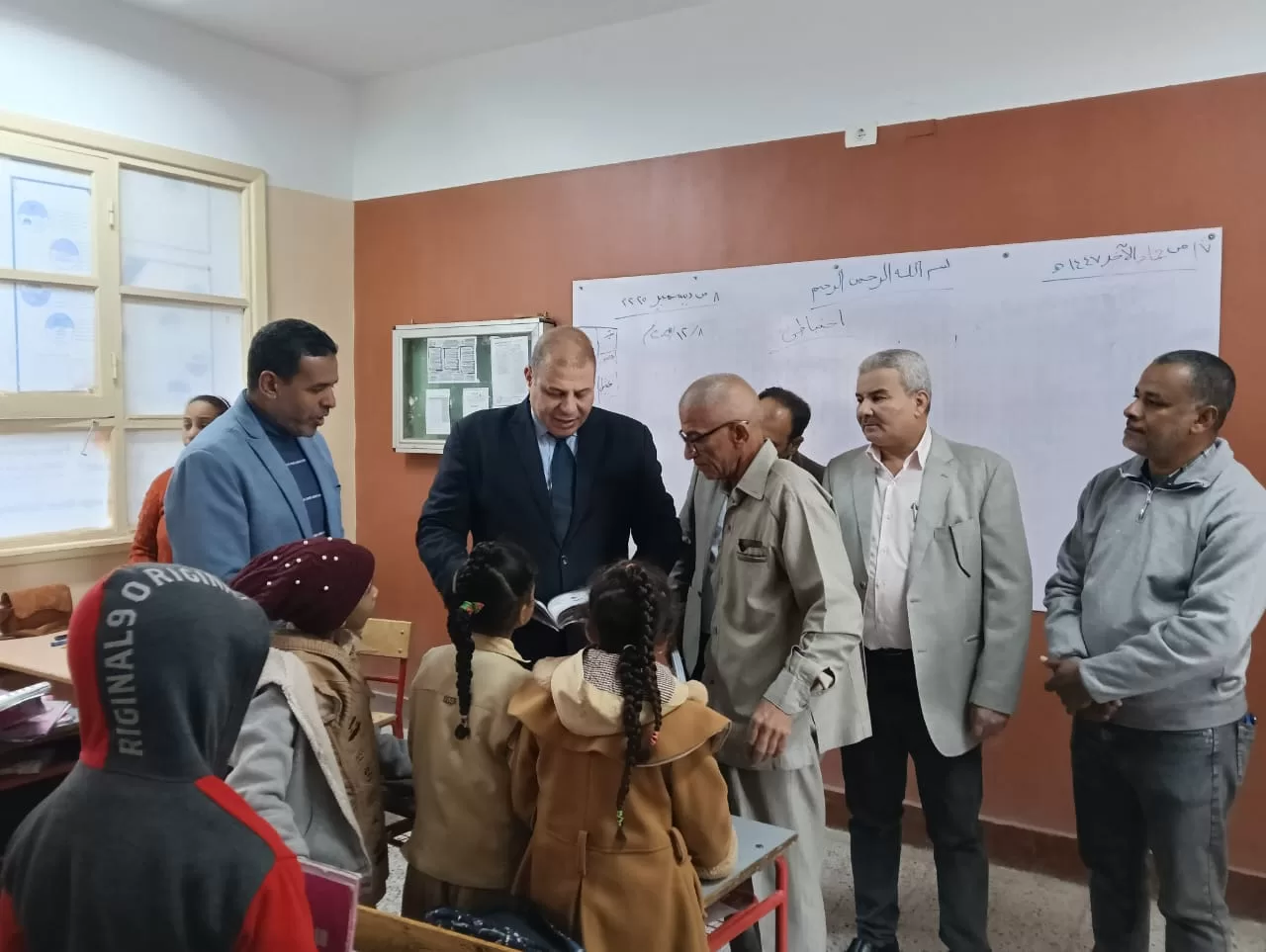 وكيل تعليم قنا يقود جولات مفاجئة بـ"الأتوبيس الطائر" لمتابعة الانضباط داخل المدارس 33 - جريدة المساء