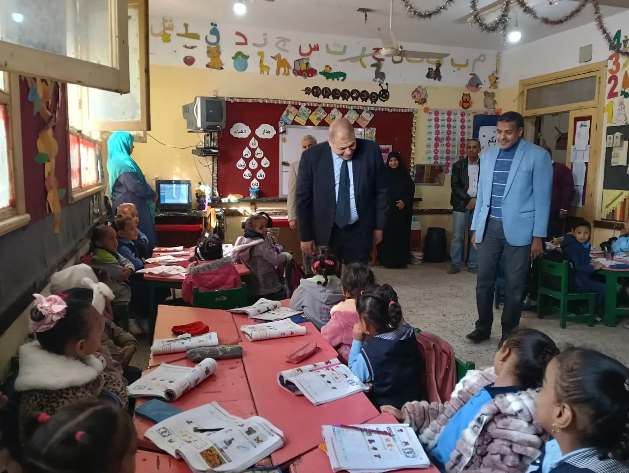 وكيل تعليم قنا يقود جولات مفاجئة بـ"الأتوبيس الطائر" لمتابعة الانضباط داخل المدارس 31 - جريدة المساء