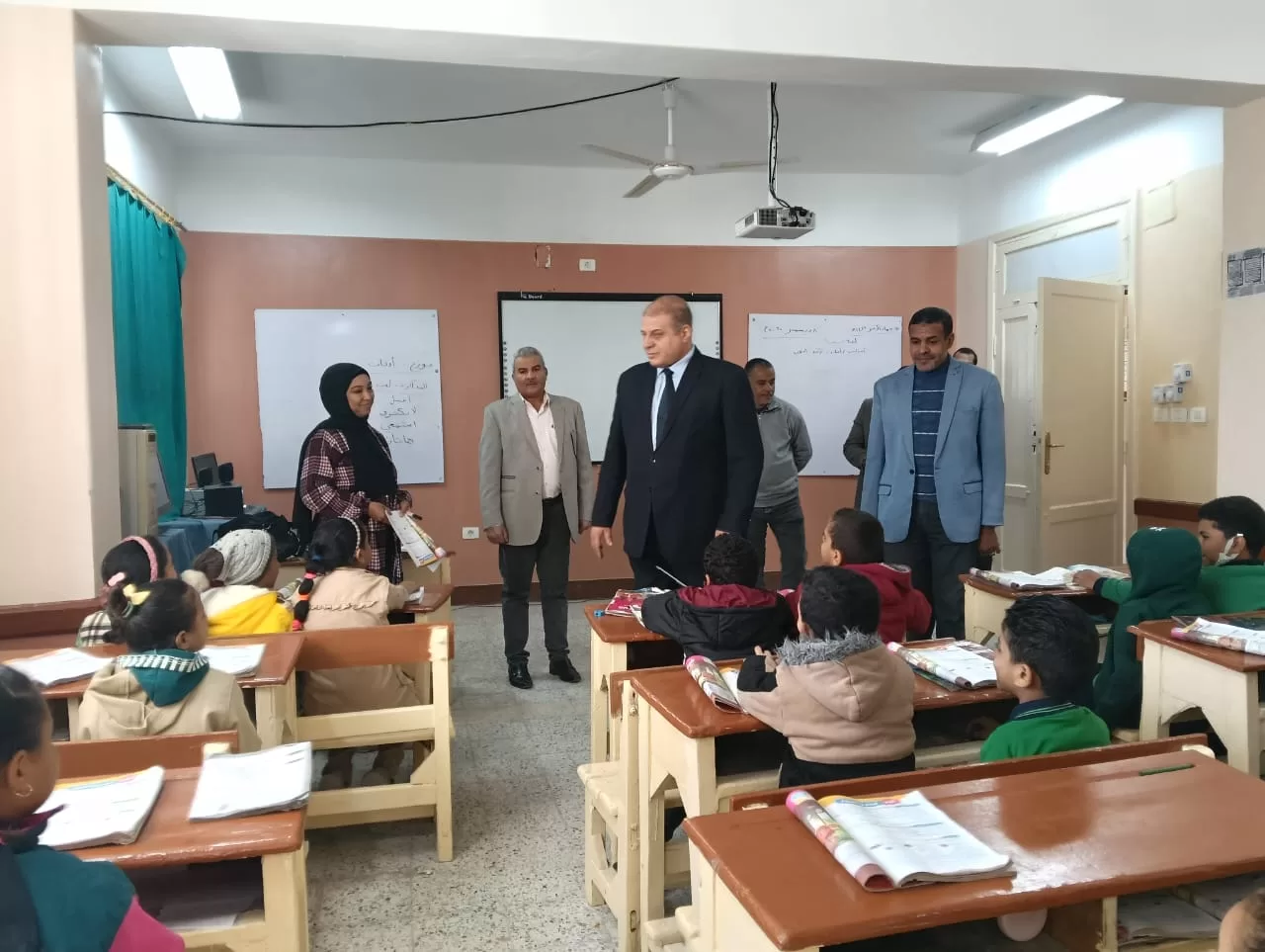 وكيل تعليم قنا يقود جولات مفاجئة بـ"الأتوبيس الطائر" لمتابعة الانضباط داخل المدارس 29 - جريدة المساء