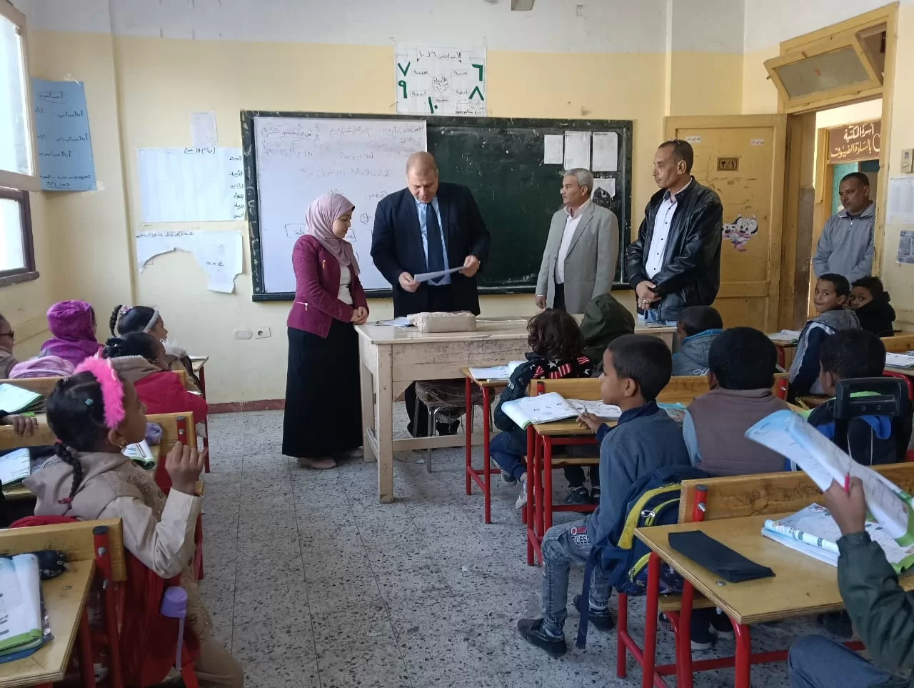 وكيل تعليم قنا يقود جولات مفاجئة بـ"الأتوبيس الطائر" لمتابعة الانضباط داخل المدارس 25 - جريدة المساء