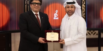 رئيس الأوبر ا يتسلم در ع تكر يم مهر جان الأوبراالعربية بالدوحة 1 - جريدة المساء